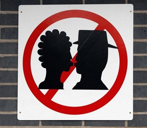 запрет на поцелуи - знак нельзя целоваться - фото