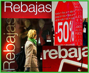 надписи на витринах магазинов "Venta!!!" и "Rebajas!!!" - скидки и распродажа