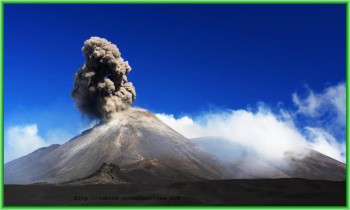 Вулкан Этна - В субботу жители Сицилии вновь увидели над островом столб дыма и пламени