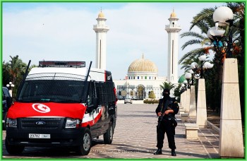 Смертник в Тунисе хотел взорвать отель - Обошлось без жертв - Полиция Туниса недалеко от места взрыва