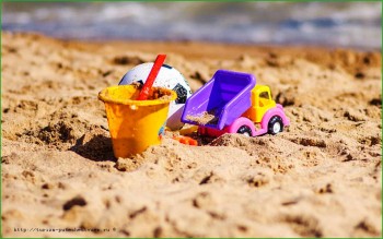 Бельгия - детские игрушки на пляже в Остенде фото