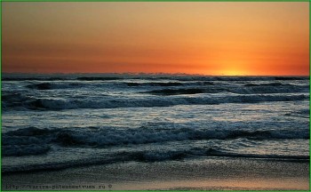 Волны Каспийского моря во время прибоя фото