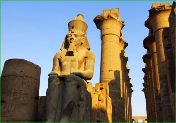 Статуя Рамзеса в Луксоре фото