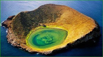 кратер потухшего вулкана на Галапагосских островах фото