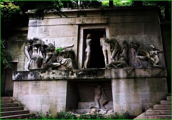 Париж барельеф кладбище Пер-Лашез фото