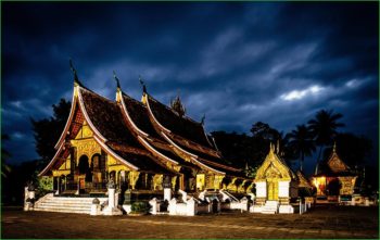Храм в Луанг-Прабанге Ват-Сиенг-Тонг в декабре фото
