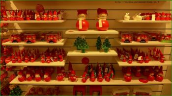 Рынок Эспланади - рождественские красные эльфы на рынке фото