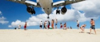 Самолет сдул насмерть туристку на пляже