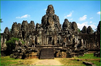 Дворец Байон в Ангкор-Вате фото